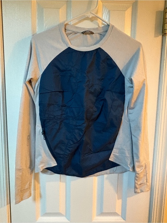 oiselle Tops - oiselle Long Sleeve Top in Light Gray and Navy
